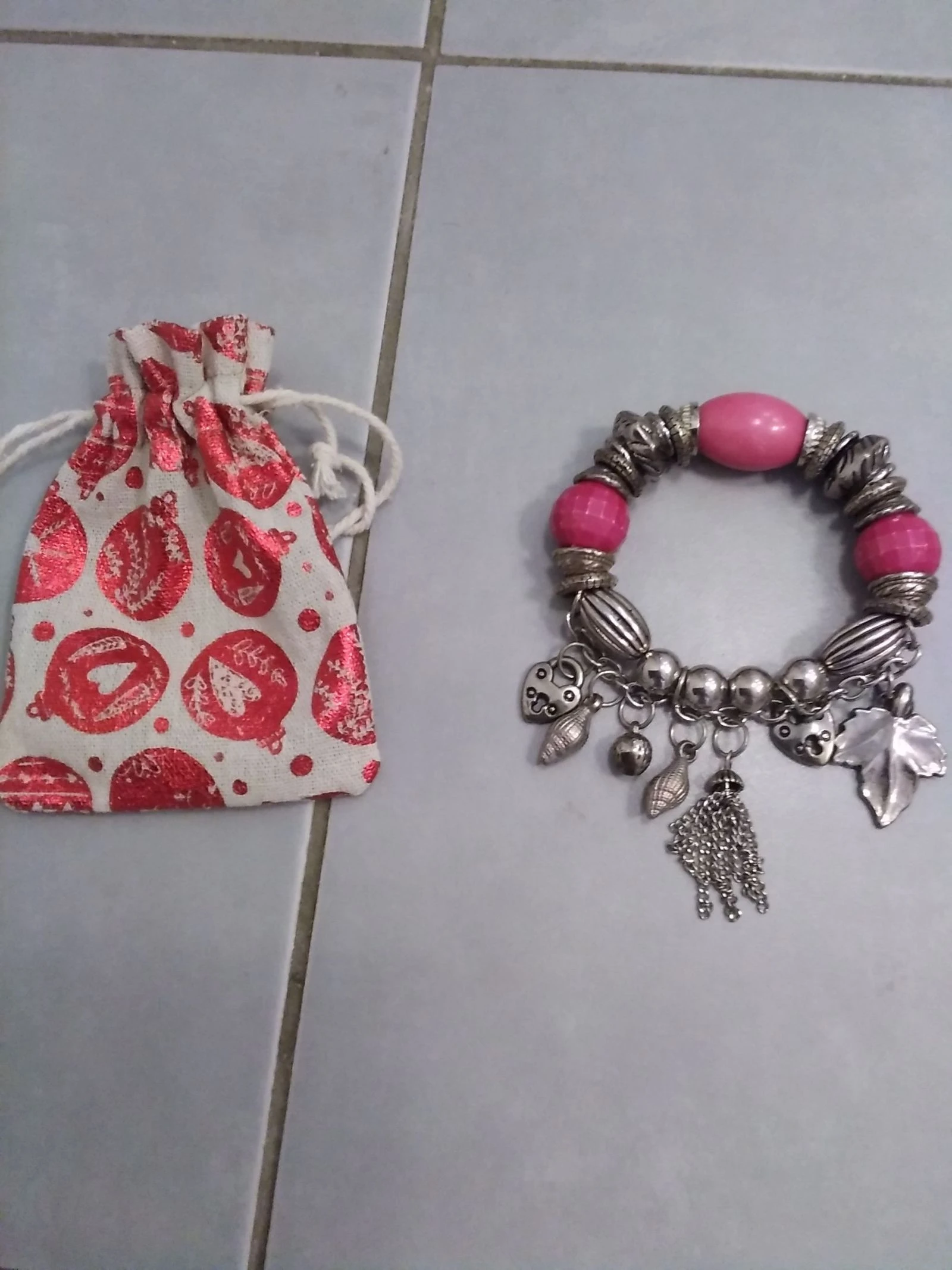 Joli bracelet et sa pochette 